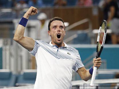Bautista celebra su triunfo contra Djokovic en Miami.