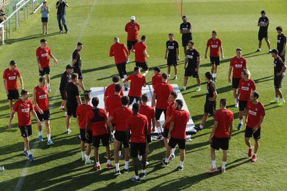 Los jugadores del Atl&eacute;tico en el entrenamiento previo al comienzo de La Liga.