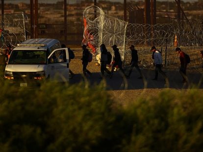 Migrantes que buscan asilo en los Estados Unidos se reúnen cerca de un muro fronterizo a orillas del río Bravo, en Ciudad Juárez, en septiembre de 2023.