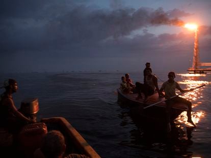 Pescadores cerca de una plataforma de PDVSA en el lago de Maracaibo (Venezuela), en mayo de 2019.