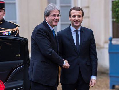 El presidente franc&eacute;s, Emmanuel Macron (d), y el primer ministro italiano, Paolo Gentiloni (c),en una cumbre este mi&eacute;rcoles en Francia.