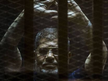 Morsi, el 2 de junio de 2015, durante un juicio contra él en El Cairo.