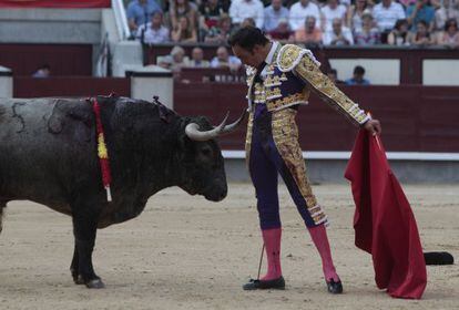 Manuel Jesús El Cid, ante el tercero de los seis victorinos con los que se encerró en Las Ventas.