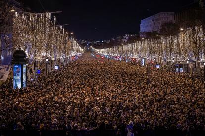 Vista general de los Campos Elíseos, durante un espectáculo de luz y sonido proyectado en el Arco del Triunfo mientras celebran el Año Nuevo en París (Francia).