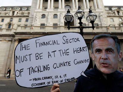 Un manifestante por el clima, con una máscara de Mark Carney, ante el Banco de Inglaterra.