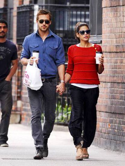 Ryan Gosling y Eva Mendes, que apenas se dejan ver juntos, durante un paseo por Nueva York en 2012.