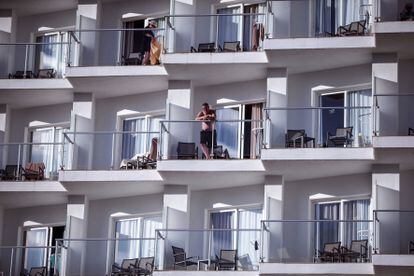 Varios turistas toman el sol en los balcones de un hotel de Torremolinos, en la Costa del Sol.