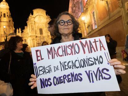 Una de las participantes en la manifestación contra la violencia machista celebrada este jueves en Murcia.