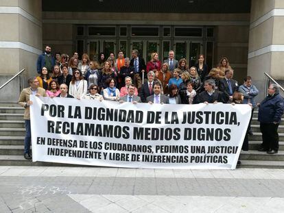 Concentración de jueces ante el Tribunal Superior de Justicia del País Vasco, el 17 de mayo.