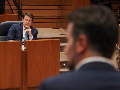 El presidente de la Junta de Castilla y León, Alfonso Fernández Mañueco, y el portavoz del PSOE, Luis Tudanca (a la derecha), durante el pleno del 6 de septiembre, con el que arrancó el periodo de sesiones en las Cortes de Castilla y León.