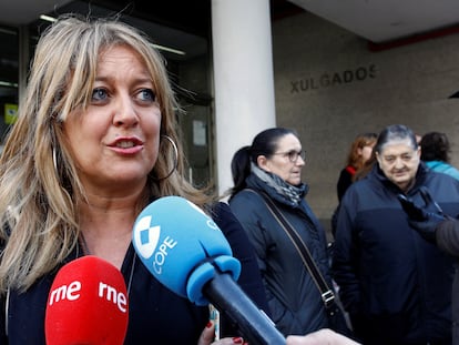 Beatriz Sestayo haciendo declaraciones, minutos antes de que comparezca ante la denuncia de un magistrado al que atribuyó actitudes machistas, el 28 de febrero de 2019 en Ferrol.