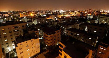 Calles del centro de Gaza tras la recuperación del alumbrado nocturno.