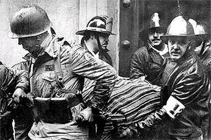 Miembros del Ejercito sacan el cuerpo de Salvador Allende cubierto por un poncho del Palacio de la Moneda el 11 de septiembre de 1973.