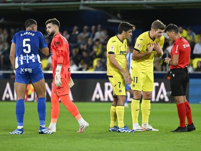 Los jugadores del Villarreal protestan una decisión al árbitro Gil Manzano durante el partido ante el Alavés.