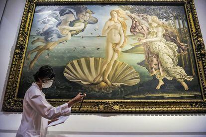La principal pinacoteca de Italia ha emprendido acciones legales contra la casa de moda francesa, por la utilización para sus diseños de la imagen del Nacimiento de Venus de Botticelli, obra que se expone en el museo.