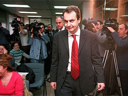 El secretario general del PSOE, José Luis Rodríguez Zapatero, ayer, en la sede de la ONCE en Madrid.