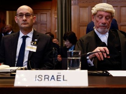 El fiscal general adjunto de Derecho Internacional de Israel, Gilad Noam, y el jurista británico Malcolm Shaw en la Corte Internacional de Justicia.