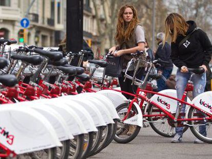 Dos usuarias del Bicing en Gran Via con Paseo de Gracia.