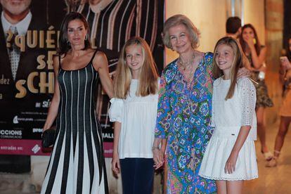 Doña Letizia, con sus hijas, y doña Sofía, a su llegada al ballet.