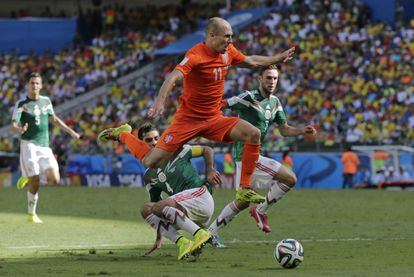El jugador holandés Arjen Robben, se lleva el balón ante tres contrarios.