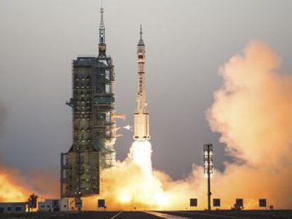 Dos astronautas permanecerán un mes en órbita en el laboratorio espacial Tiangong 2