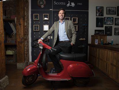 Carlos Serra, fundador de la marca Scotta 1985, en su tienda de Jorge Juan, 31.