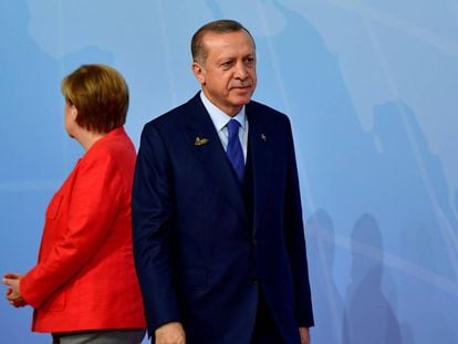 El presidente turco, Recep Tayyip Erdogan, junto a la canciller alemana, Angela Merkel.