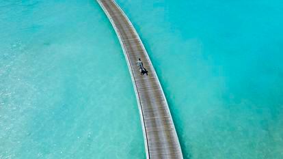 Un puente para ir en bici entre las aguas cristalinas de Maldivas.
