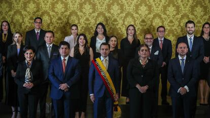 El presidente de Ecuador, Daniel Noboa, posa para una foto oficial acompañado por sus ministros.