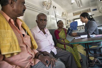 La doctora Nirupama Navamani toma la tensión de los pacientes que se acercan hasta la furgoneta medicalizada que Smile on Wheels lleva a Thindlu. Es la versión más pequeña de los autobuses clínica de la ONG y cuenta con un laboratorio rudimentario.