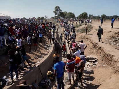 Voluntarios haitianos trabajan en la construcción de un canal en el Río Masacre el 15 de septiembre 2023.