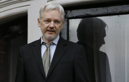 Julian Assange, fundador de Wikileaks, en el balc&oacute;n de la Embajada ecuatoriana en Londres.