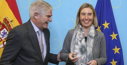 La alta representante de la Uni&oacute;n Europea para la Pol&iacute;tica Exterior, Federica Mogherini, con el ministro espa&ntilde;ol de Exteriores, Alfonso Dastis.