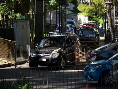 Agentes de la Policía Federal abandonan el Palacio das Laranjeiras, sede del Gobierno de Río de Janeiro, este martes.