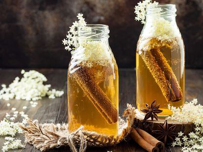 Té de kombucha fermentado en infusión de flor de sauco con canela y jengibre.