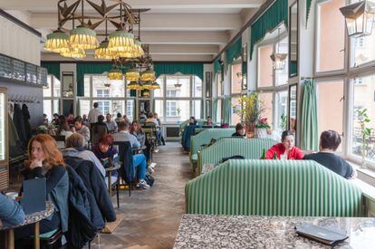 Interior del Grand Café Orient de Praga, construido y decorado en estilo cubista. 