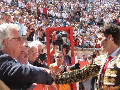 El diestro saluda a su padre, José Tomás, al término del festejo. No era el único rostro conocido en la grada, con gente del fútbol, como Vicente del Bosque o Pavón, o de la literatura, como Mario Vargas Llosa; además se sus fieles Joaquín Sabina y Vicente Amigo.