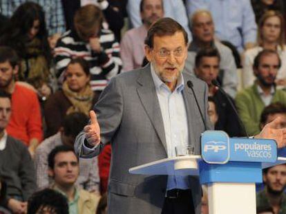 Rajoy se dirige a los asistentes al mitin del PP en Vitoria.
