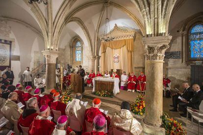 El papa Francisco (c) celebra una misa con un grupo reducido de líderes eclesiásticos de Tierra Santa en el Cenáculo en Jerusalén.