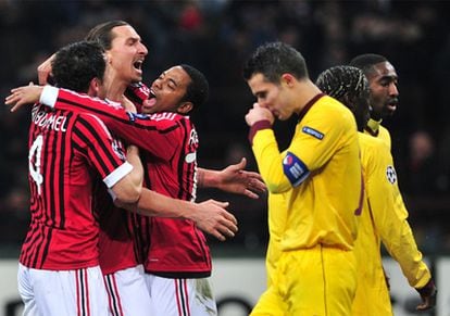 Ibrahimovic celebra con Robinho y Van Bommel su gol