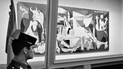 Un guardia civil ante el 'Guernica', en el Casón del Buen Retiro de Madrid.