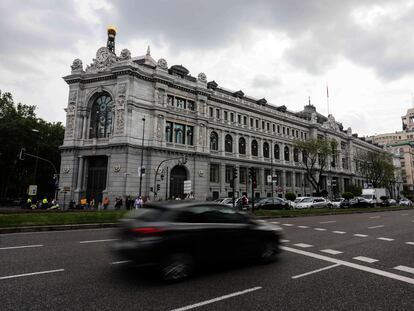 Ambiente en la madrileña calle de Alcalá, con el edificio que alberga el Banco de España, al fondo.