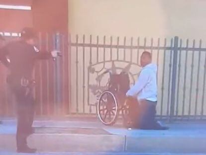 Dos policías frente a Anthony Lowe Jr., parado junto a su silla de ruedas, en la avenida Slauson de la ciudad de Huntington Park, en el condado de Los Ángeles (California), el pasado 26 de enero.
