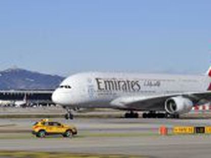 Airbus A380 de Emirates en el aeropuerto barcelon&eacute;s de El Prat.