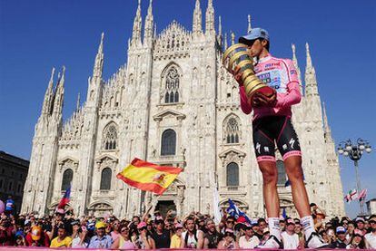 Contador besa el trofeo que le acredita como vencedor del Giro de 2011 en el podio instalado ante el Duomo de Milán.