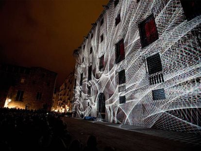 Axioma, el proyecto de mapping en 3D estereoscópico que Aleix Fernández y Jordi Pont, Onionlab, realizaron en edificios de Barcelona. Un viaje sonoro y visual.