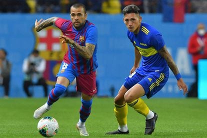 Alves conduce el balón ante Luis Vázquez en la Maradona Cup.