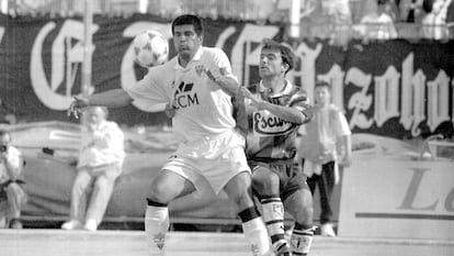 A la izquierda, el exjugador del Albacete Balompié José Luis Zalazar, uno de los jugadores emblemáticos del club en los años 90, controla un balón durante un partido.