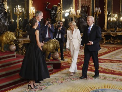 Los Reyes reciben a Joe Biden y a su esposa durante la recepción ofrecida el martes en el Palacio Real.