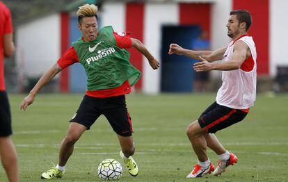 Xu Xin y Gabi, durante la pretemporada del Atlético.